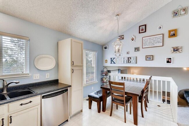 Building Photo - GREAT LOCATION! New LVP and Carpet - WON'T LAST LONG!