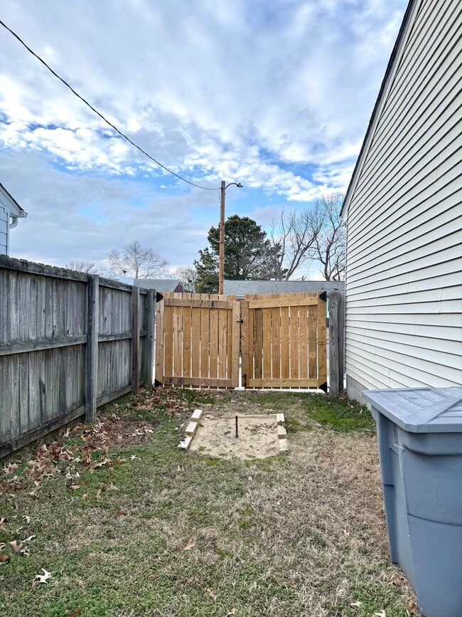 Building Photo - Charming Single Family Home