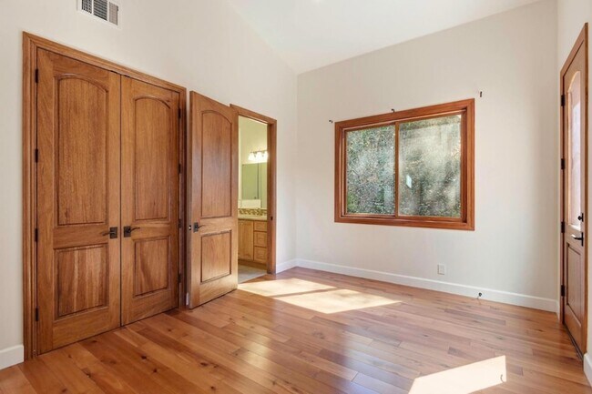 Building Photo - 3911 Pepper Tree Ct