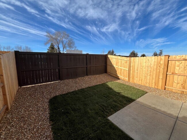 Building Photo - Mountain Views! 3 Bed/2.5 Bath Duplex with Fully Fenced Backyard - Golden Market Lane