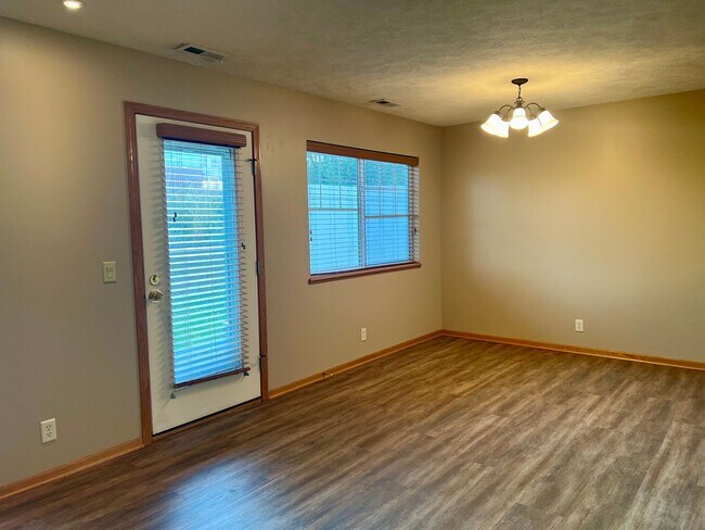 Building Photo - **AVAILABLE SOON**Beautiful 3 bed townhome off 84th & Holdrege