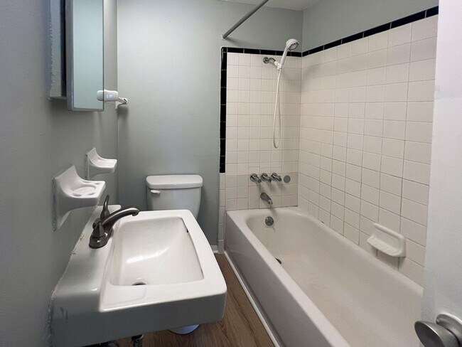 Building Photo - Pet Friendly 3BR/2BA Bungalow located in Gainesville Heights Available Mid-August!