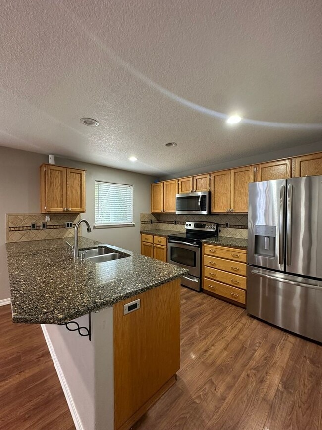 Building Photo - 4 bedroom, 2288sf home. Close to Nike, Int...