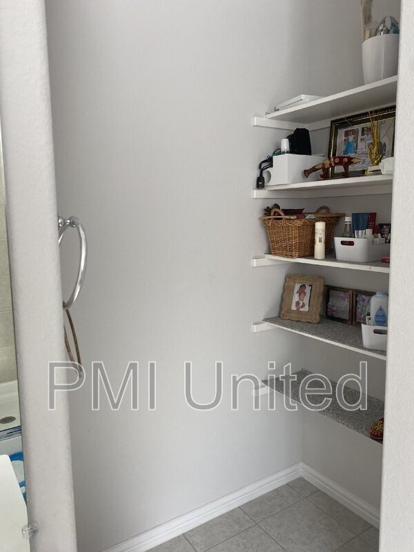 Building Photo - 429 Halwin Dr