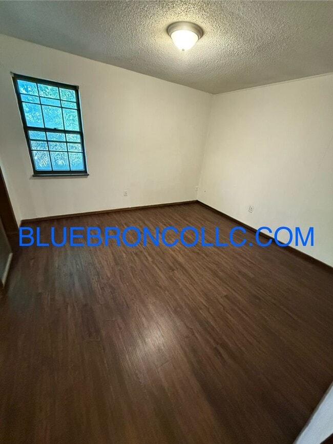 Building Photo - 717 NE Banner Dr