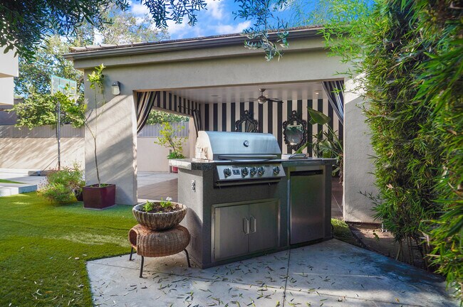 BBQ kitchen - 841 N Crescent Heights Blvd