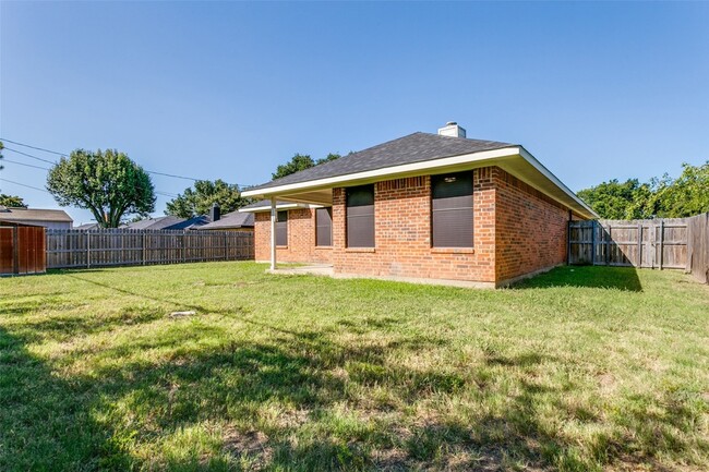 Building Photo - 215 Meadowbrook Ln