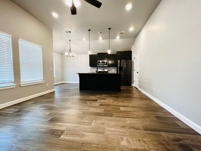 Building Photo - Beautiful 3BD 2BA Located in Edmond's Valencia NW 187th Addition!!