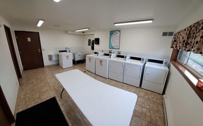 Building Photo - 820 Roberts Ave