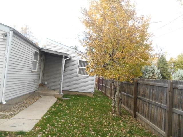 Building Photo - 1545 E 6th St