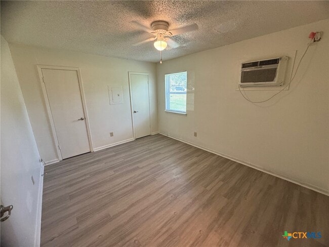 Building Photo - 604 Sunset Ln