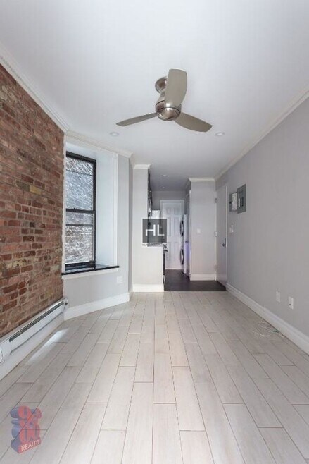 Building Photo - 219 E 28th St
