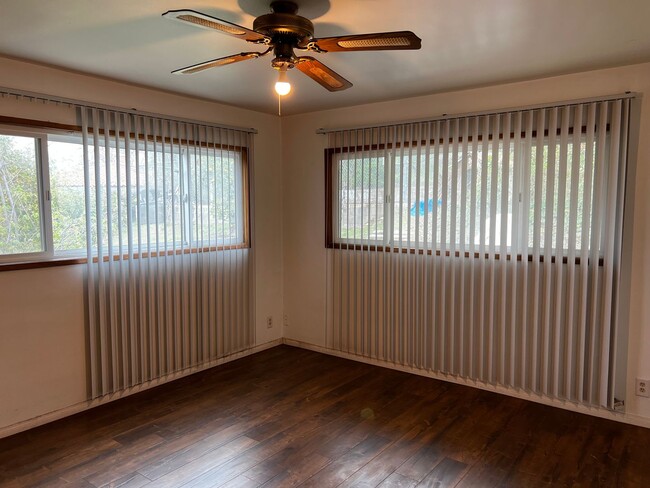 Building Photo - 2 Bedroom 1 Bath Duplex for Rent with Util...