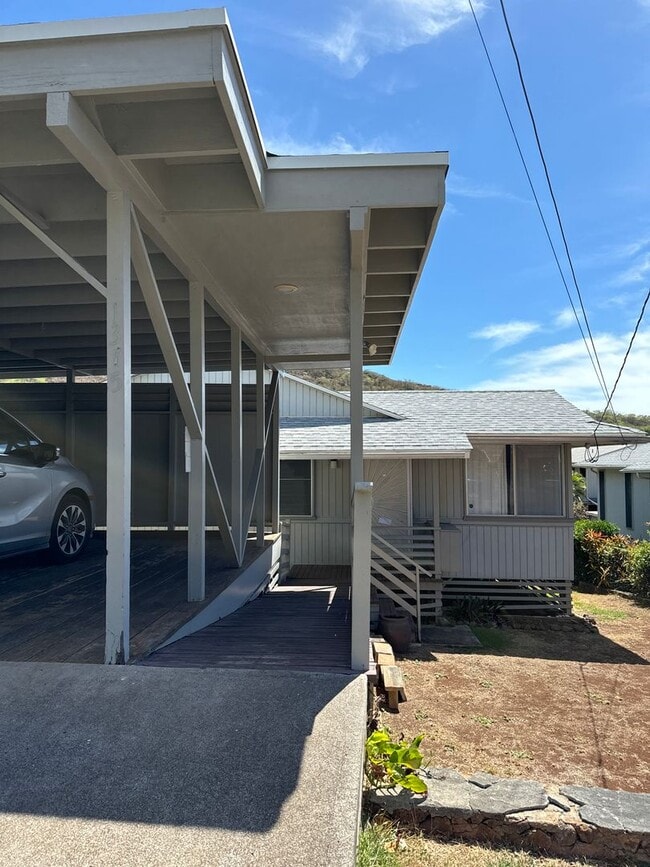 Building Photo - Makaikoa Street - near Kahala - 3 bedroom single family home