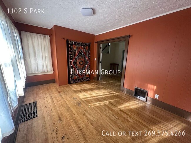 Building Photo - 1102 S Park-