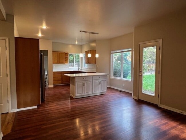 Building Photo - Beautiful 5bd 3ba home on corner lot, Edge...