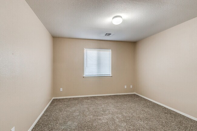 Building Photo - Immaculate Eastside 4-bedroom home in El P...