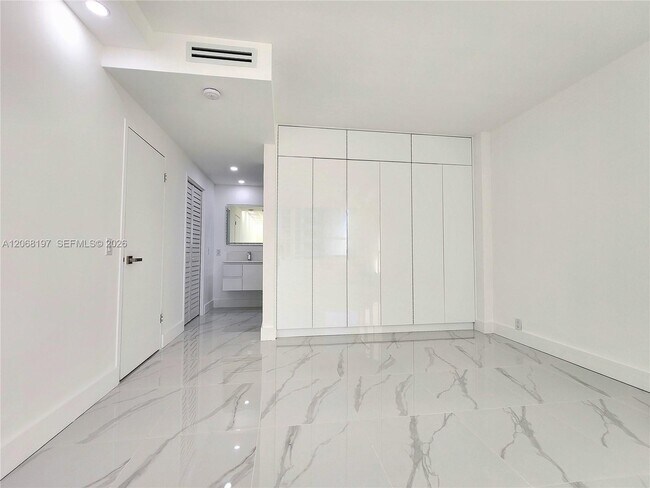 Building Photo - 3505 S Ocean Dr