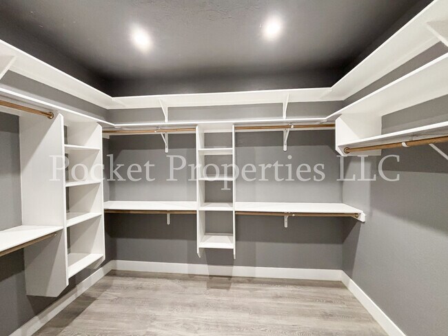 Building Photo - 874 E Forest Ridge Ct