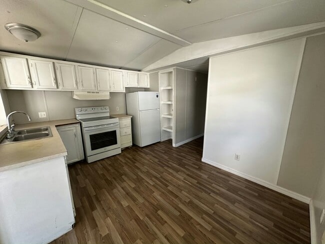 Building Photo - 11240 N Northwood Dr