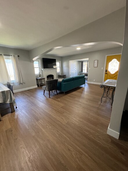 Building Photo - 805 E Taylor St