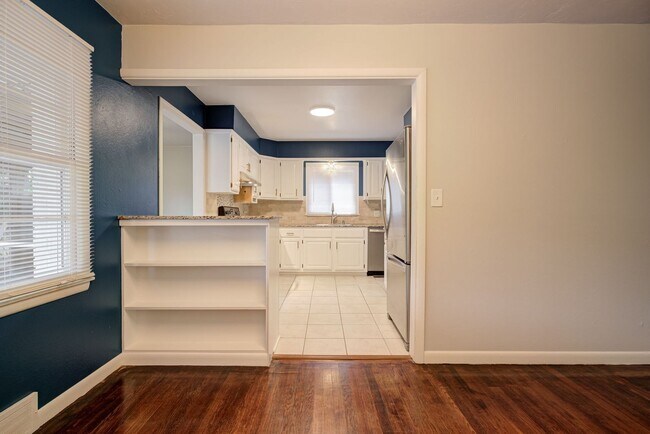 Building Photo - * * * $750 MOVE-IN SPECIAL!!! * * * Charmi...