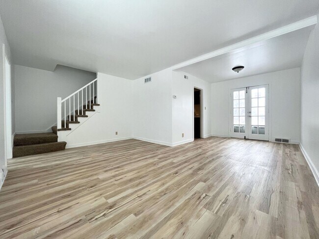 Building Photo - 2 bed, 1 bath condo