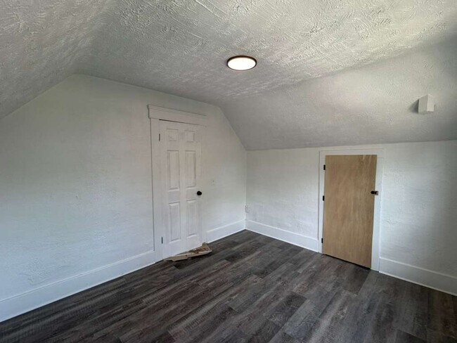 Building Photo - Comfortable & Convenient West Side Living