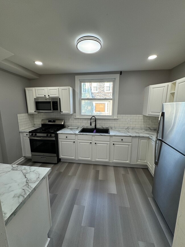 Building Photo - 454 Colford Ave