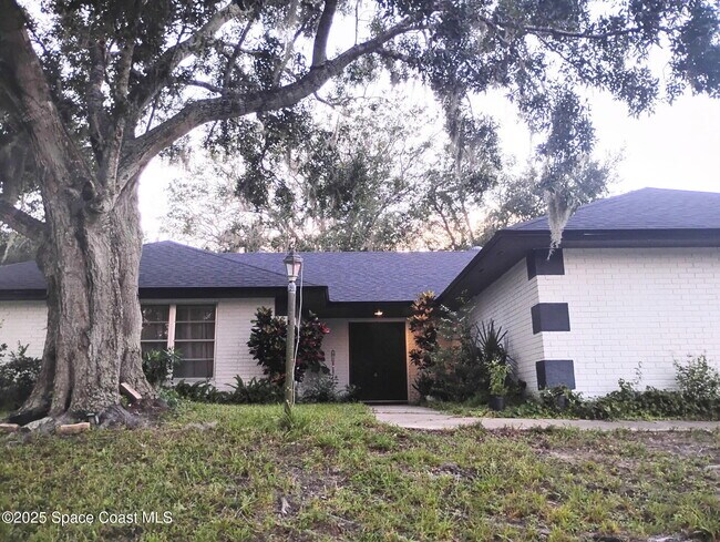 Building Photo - 1610 Carriage Dr