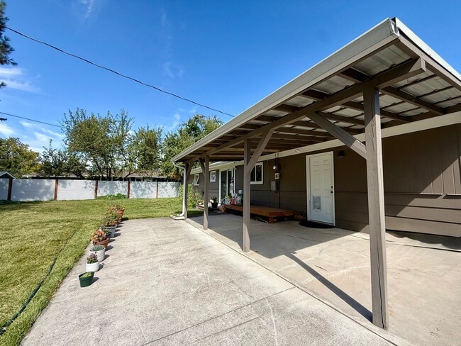 Building Photo - 104 Saranac Dr