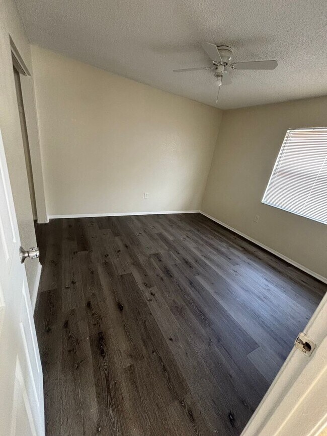 Building Photo - 3 bedroom 2 bath duplex
