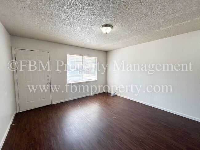 Building Photo - Willow Court Apartments, Unit 301 - Cozy 2 Bedroom, 1 Bathroom Downstairs Apartments in Mexia, TX!