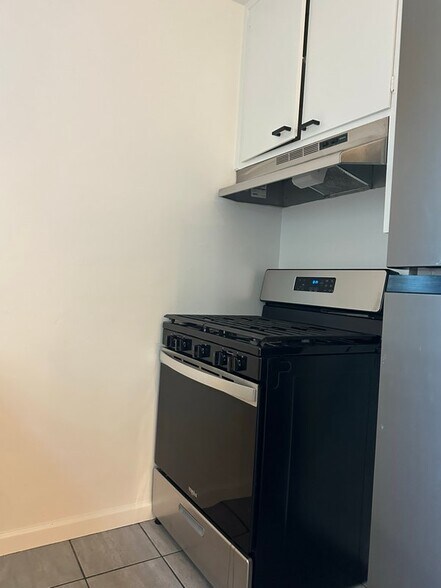 Building Photo - 7555 De Longpre Ave