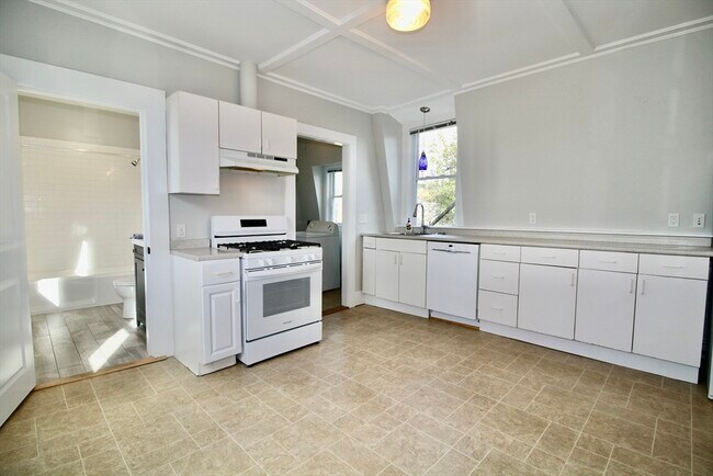 Building Photo - 2 Forest St