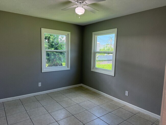 Building Photo - 3 Bedroom 2 Bath Single Family Home
