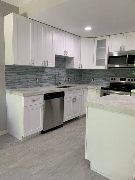 Beautiful remodeled unit - 3225 N Andrews Ave