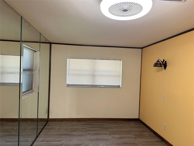 Building Photo - 1411 SW 24th Ct