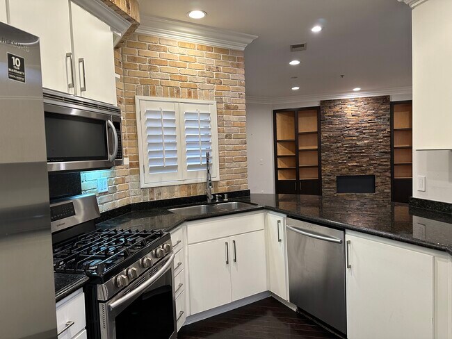 Building Photo - 850 N Croft Ave