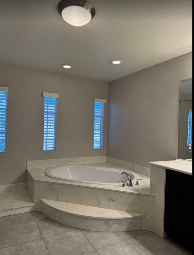 Building Photo - Large Stunning 5 Bedroom Home in the South...