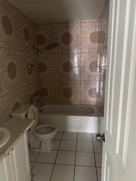 Building Photo - 7602 W Whitton Ave