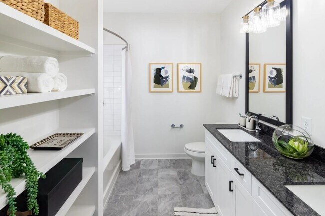 Building Photo - 5617 Oak St