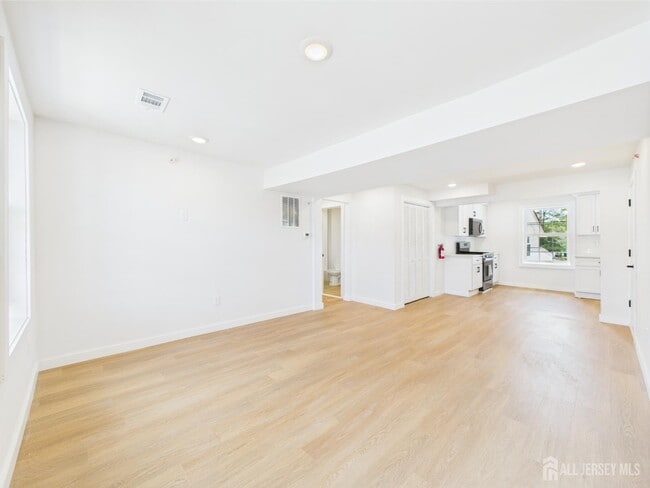 Building Photo - 10 W Railroad Ave