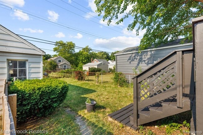 Building Photo - 520 E Hazelhurst St