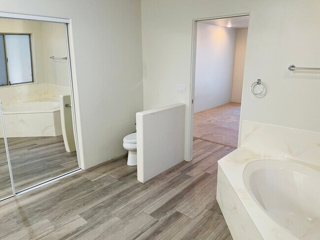 Building Photo - Village Of Oak Creek