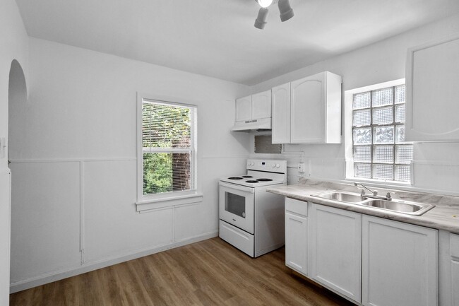 Building Photo - Move-in-Ready 2 bed 1 bath Section 8 Renta...