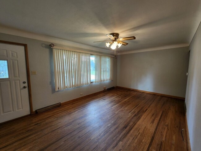 Building Photo - Great NE 3 bedroom 1.5 bath Near Center Po...