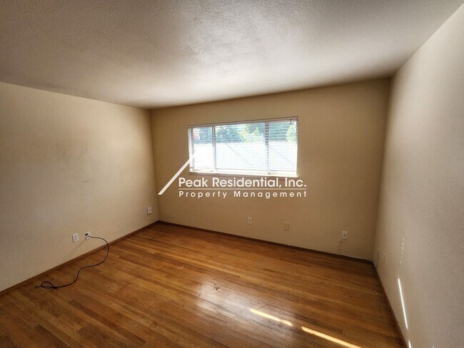 Building Photo - Charming 4bd/2ba Home with Large Backyard