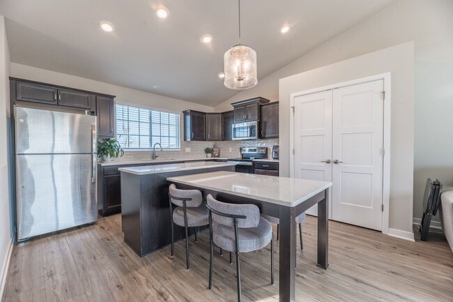 Building Photo - Open-Concept 3-Bedroom with Corner Lot Vie...