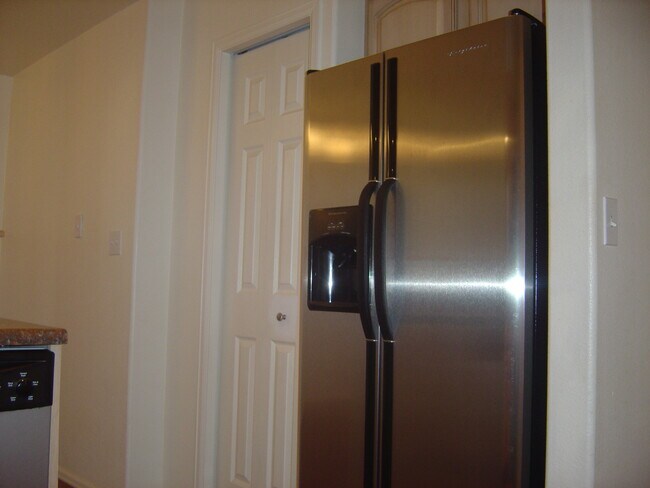 kitchen refrigerator - 4147 Outlook Blvd